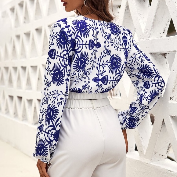 Boho Floral Blue Print Surplice Cropped Top - Picture 4 of 10